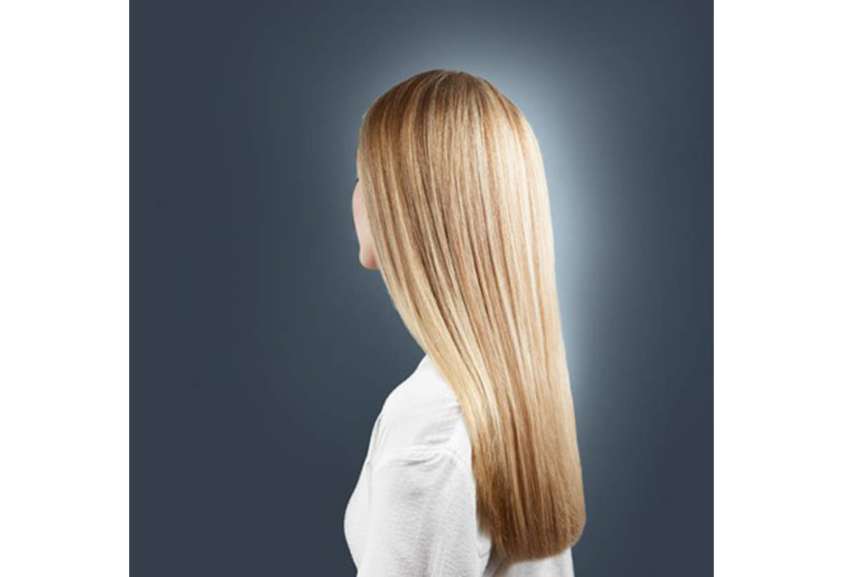 Απεικονίζεται μια γυναίκα με μαλλιά που φαίνεται να αστράφτουν.